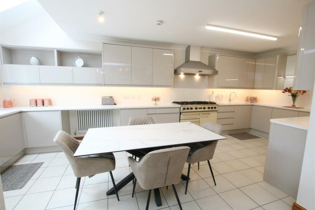 OPEN PLAN LIVING/ DINING/ KITCHEN