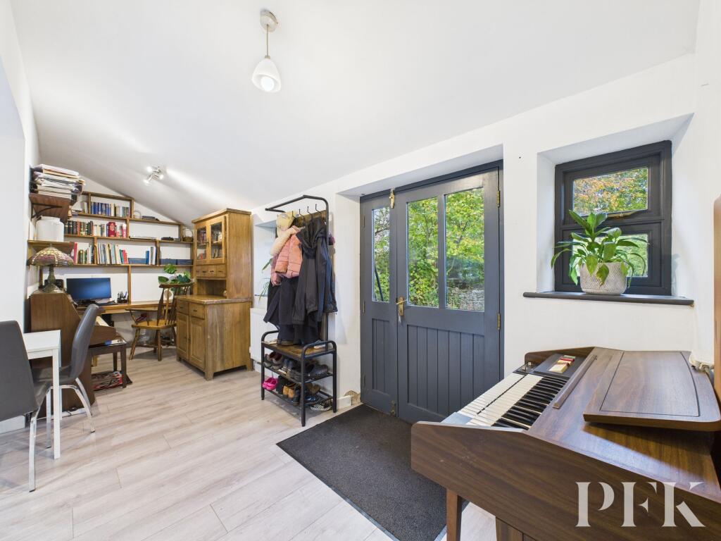 Rear Hall to Snug/Office