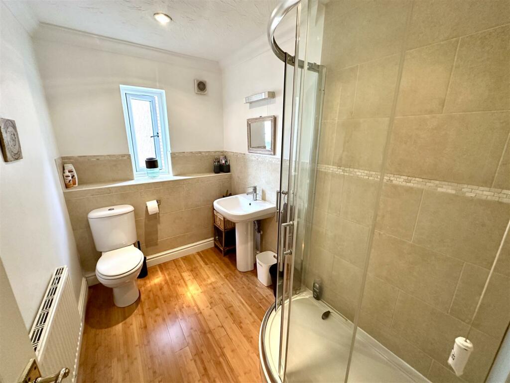 EN-SUITE SHOWER ROOM