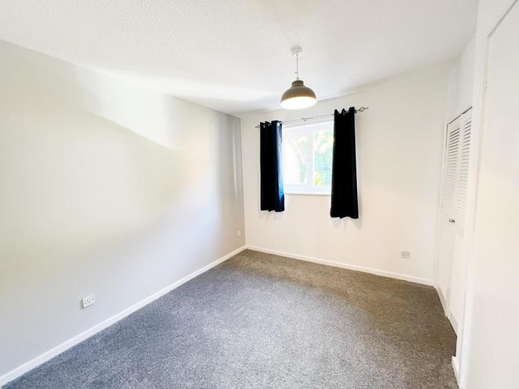 Bedroom 1 pic 1.jpg