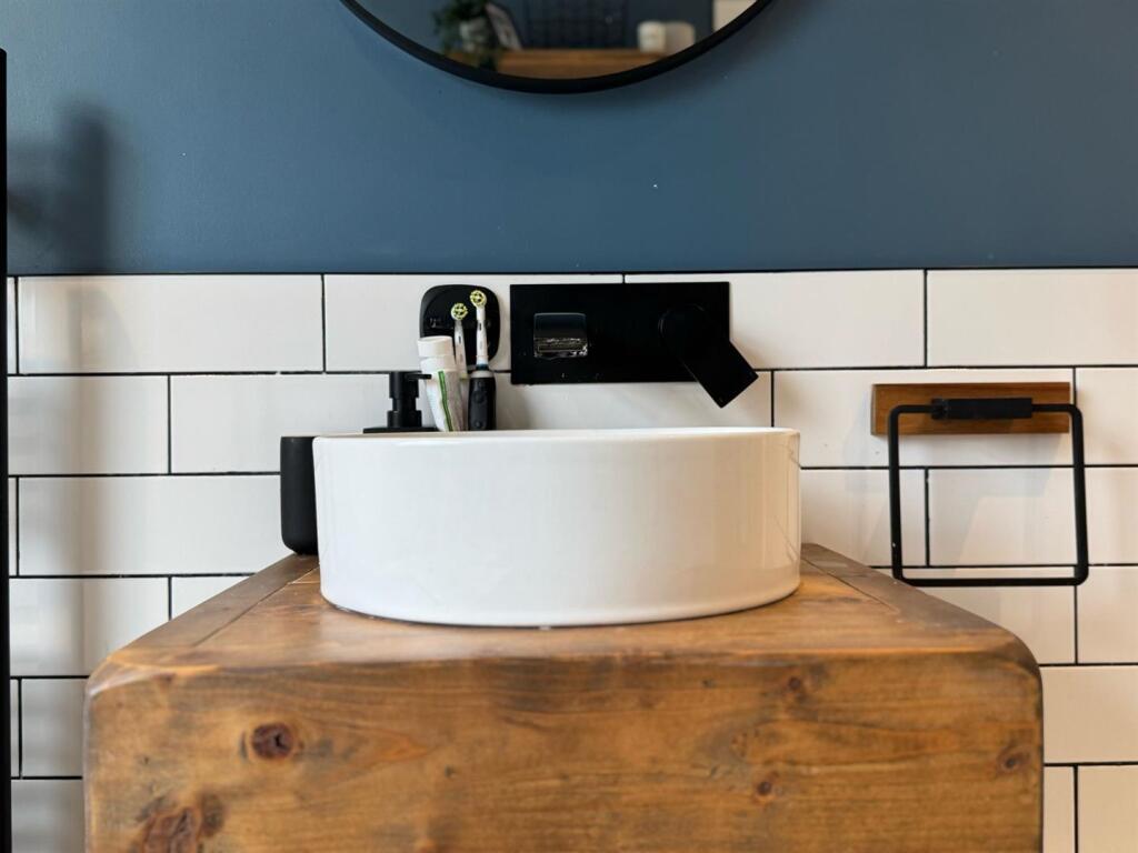 Family bathroom (5).jpg