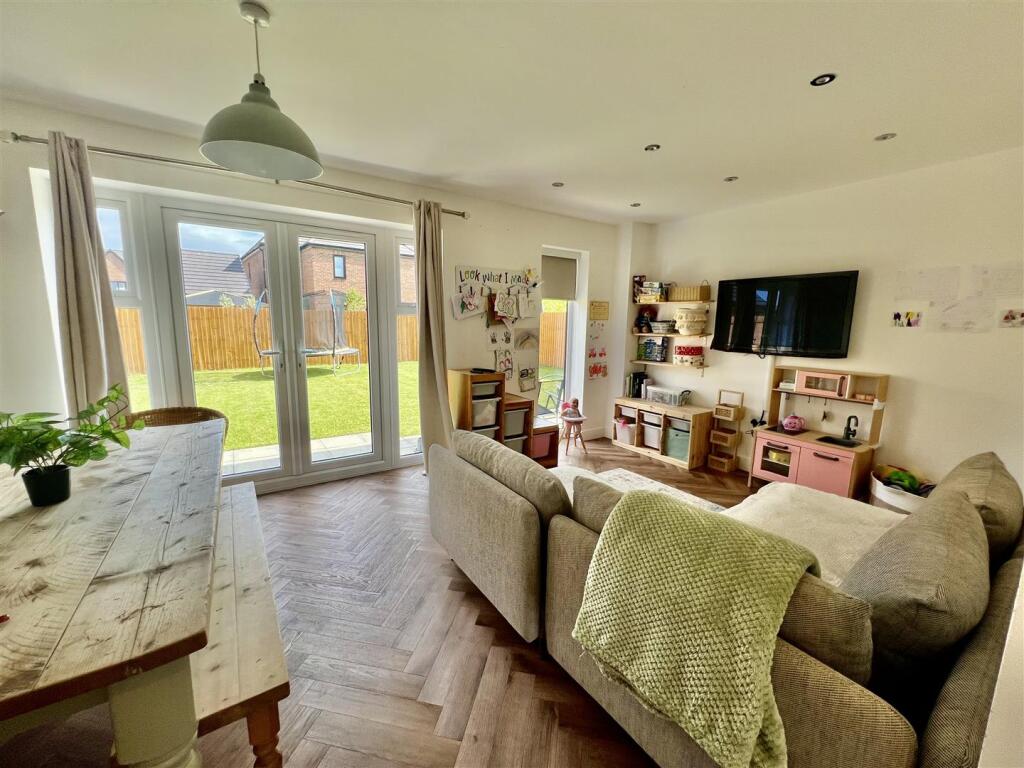 KITCHEN/DINER/PLAYROOM