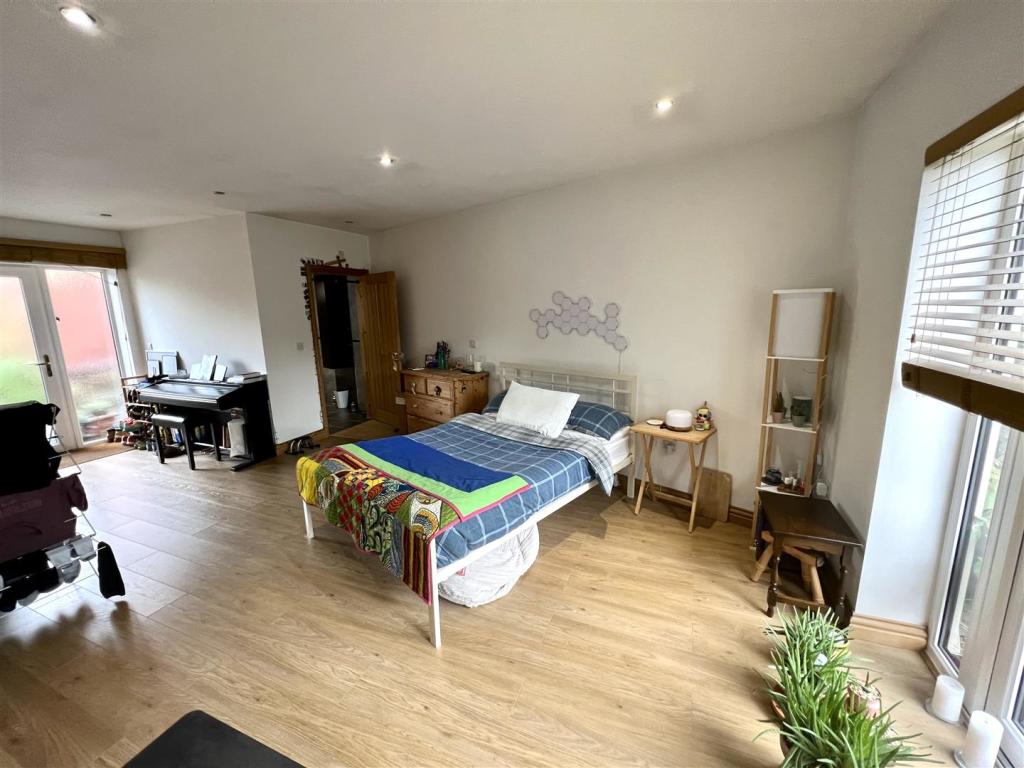 GROUND FLOOR BEDROOM SUITE