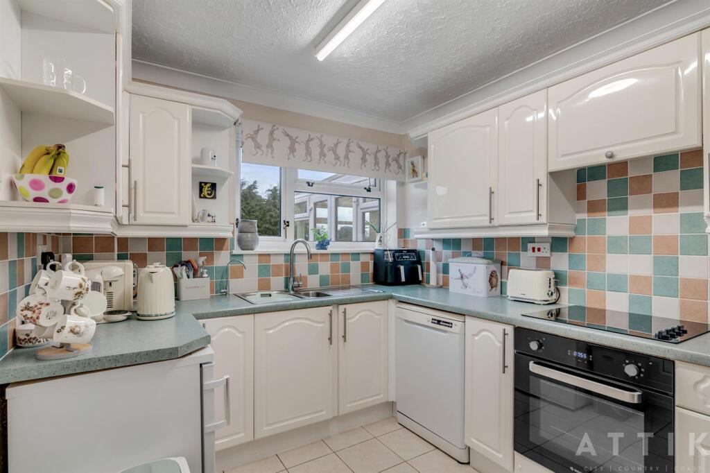 9 Bedingfield Crescent Halesworth IP19 8DZ (6).jpg