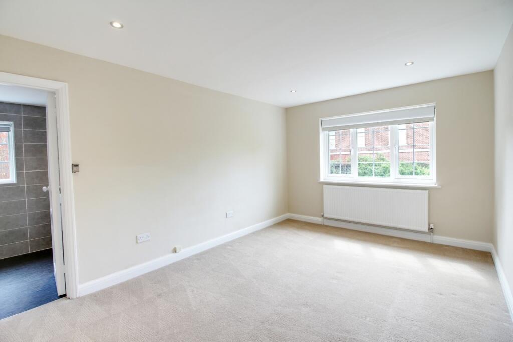 Master Bedroom (Main