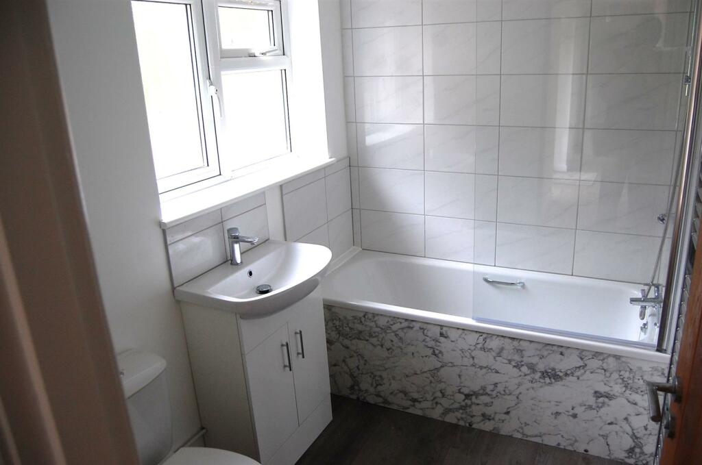 8. family bathroom.JPG