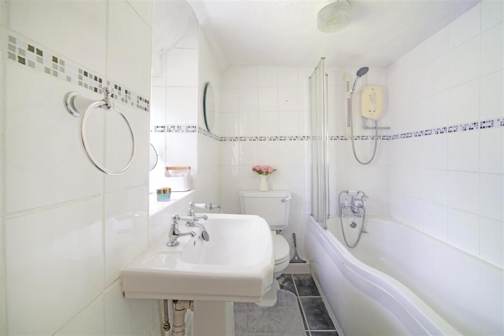 Bathroom 1.jpg