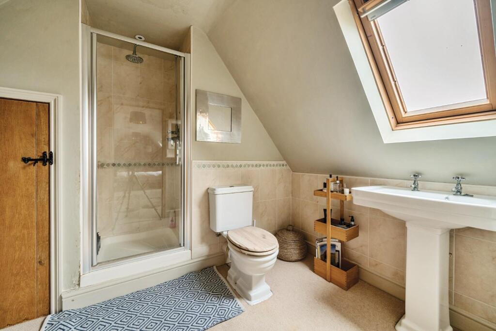 En-Suite to Bedroom 2