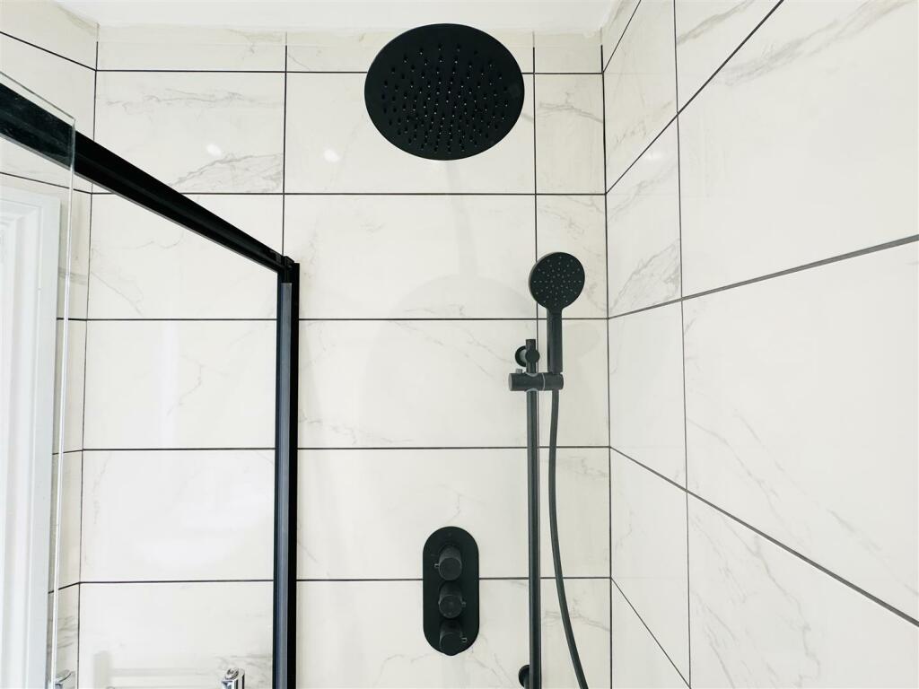 Bedroom 2 En suite
