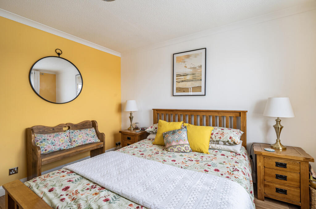 1365820-7-68ee1e3...