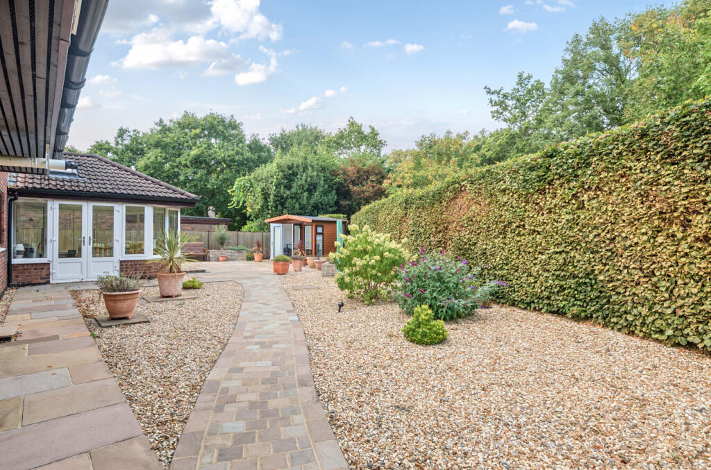 1342413-7-68ae289...