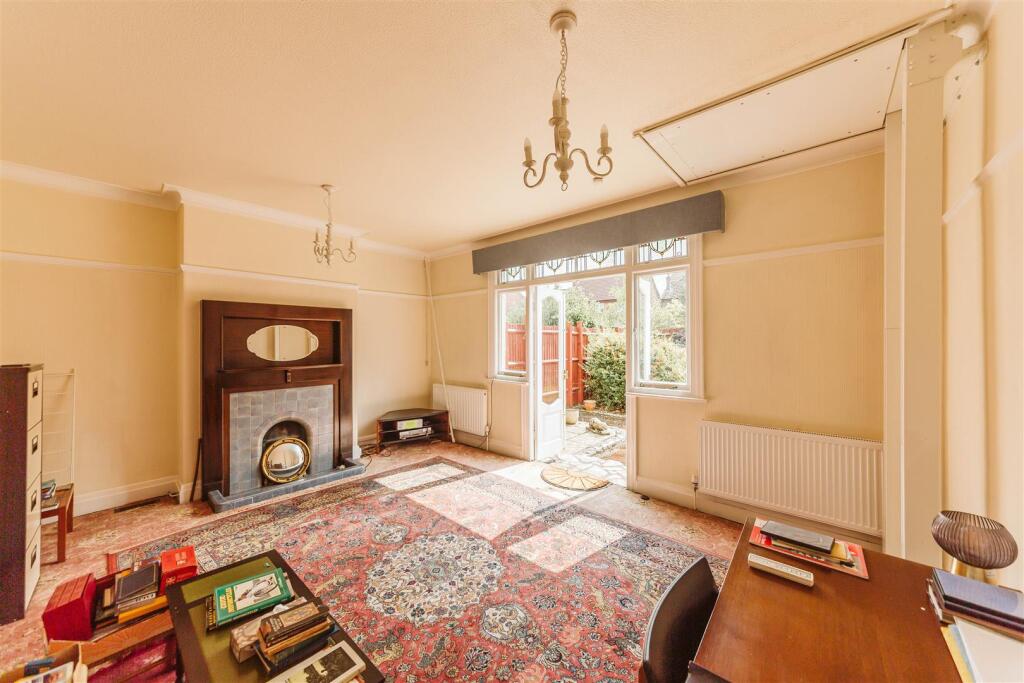 Holmes Grove (1).jpg