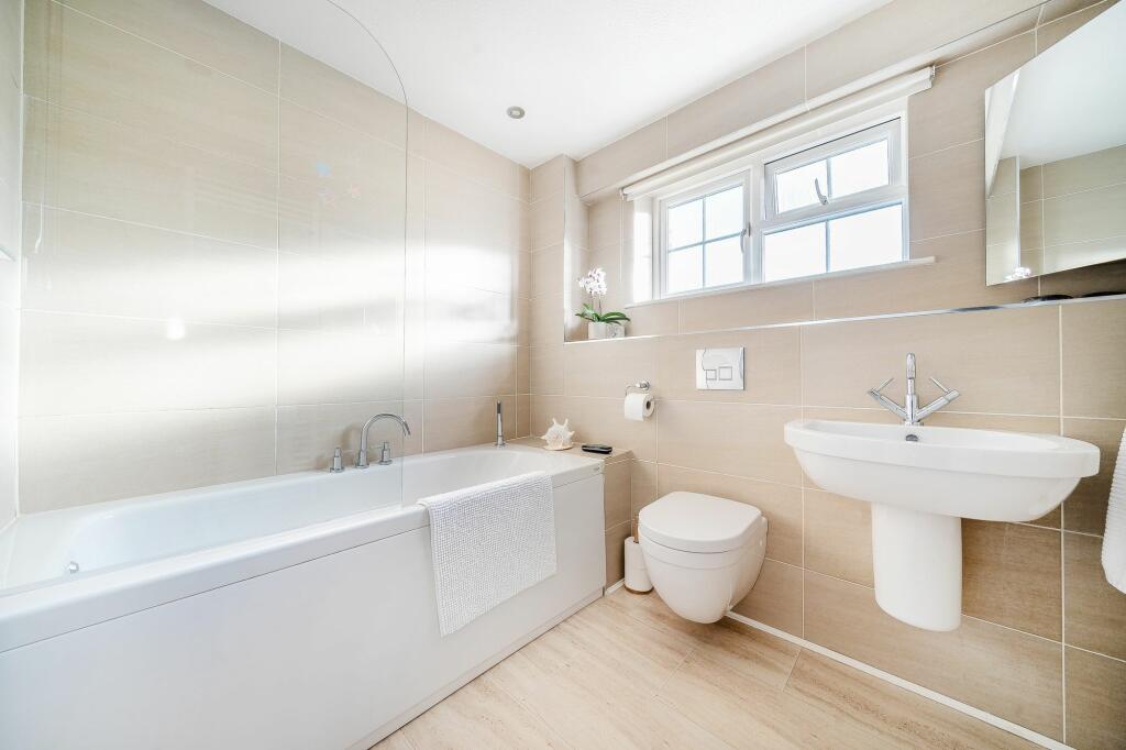 Bathroom W.C (1)
