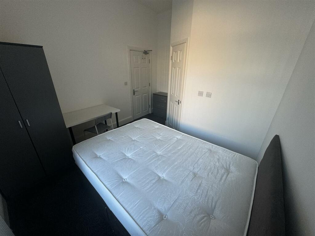 ensuite bed angle 2.jpg