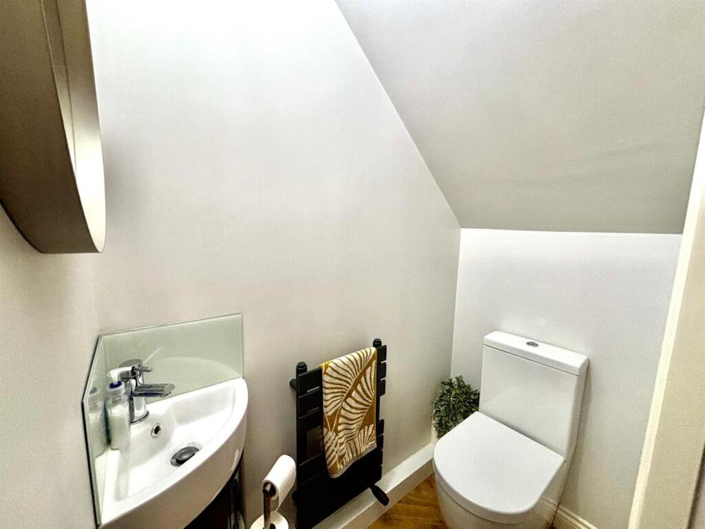 Cloakroom (W.C.)