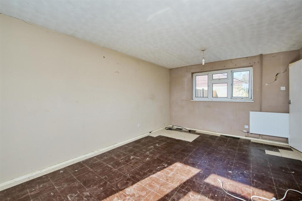 7-9 Jubilee Close Islip-13-DeNoiseAI-clear.jpg