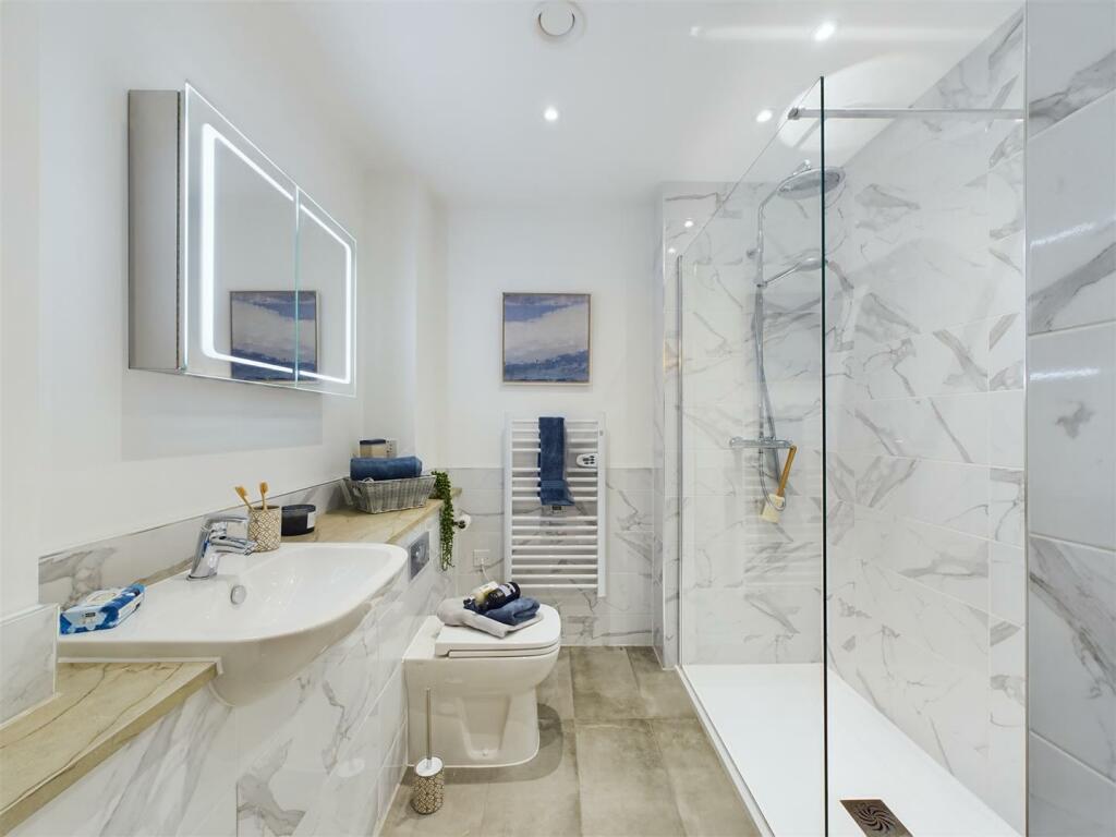Luxurious En-Suite Shower Room
