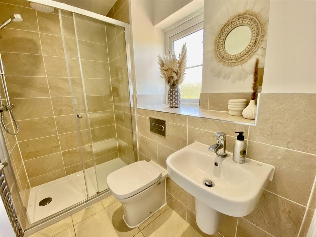 EN-SUITE SHOWER ROOM