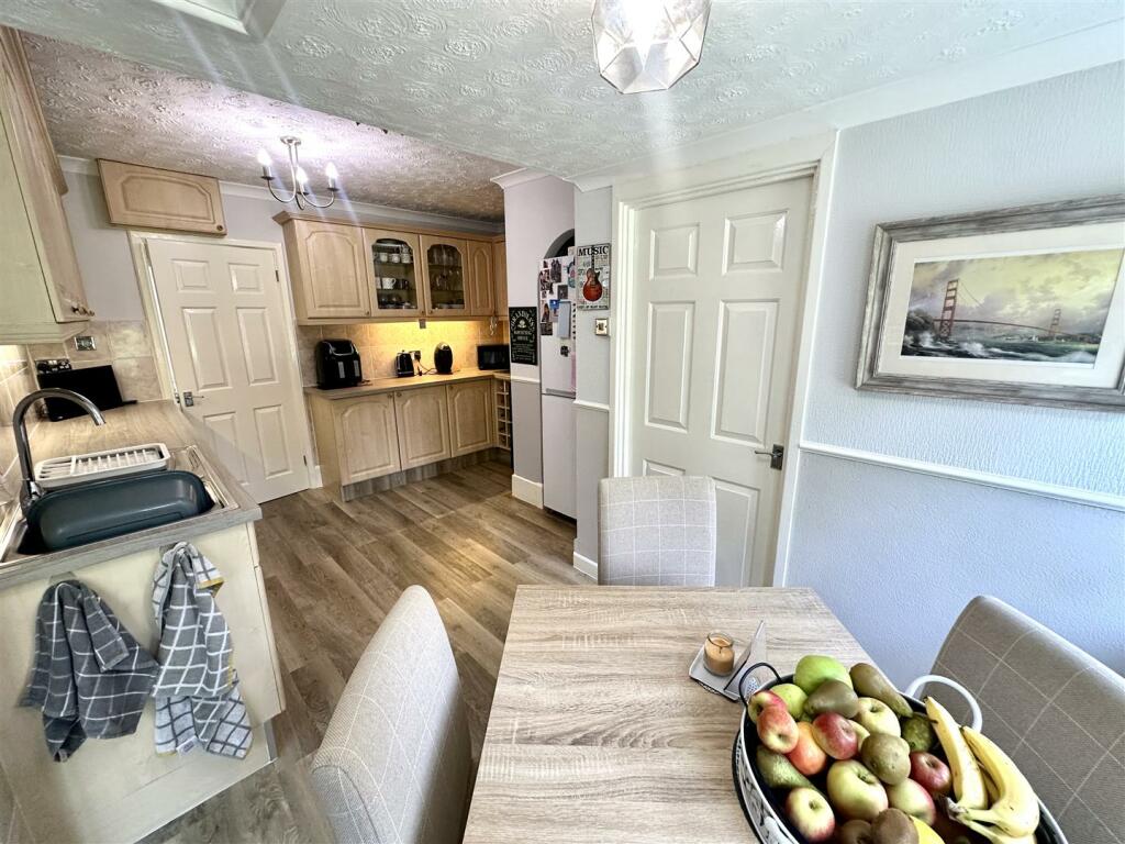 KITCHEN/BREAKFAST ROOM