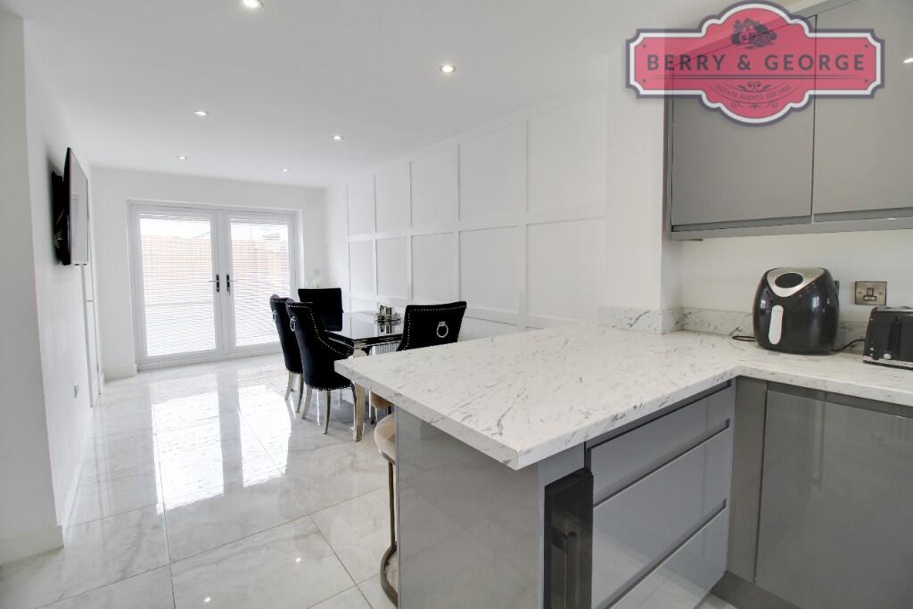 KITCHEN / BREAKFAST