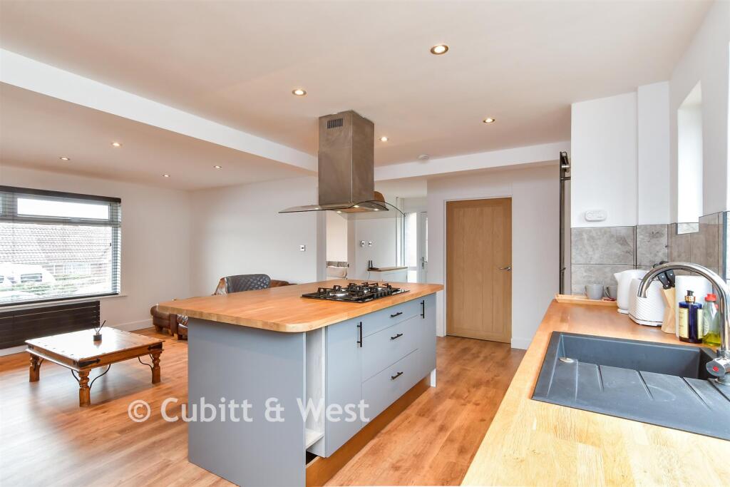 Kitchen/ Living Room