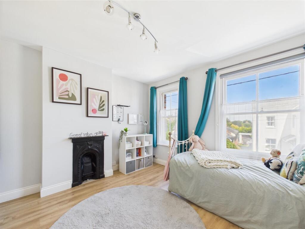 Front Bedroom (2).jpg
