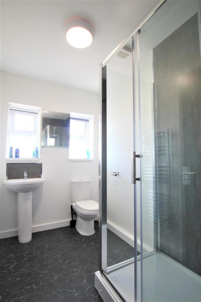 flat 2 shared shower.JPG