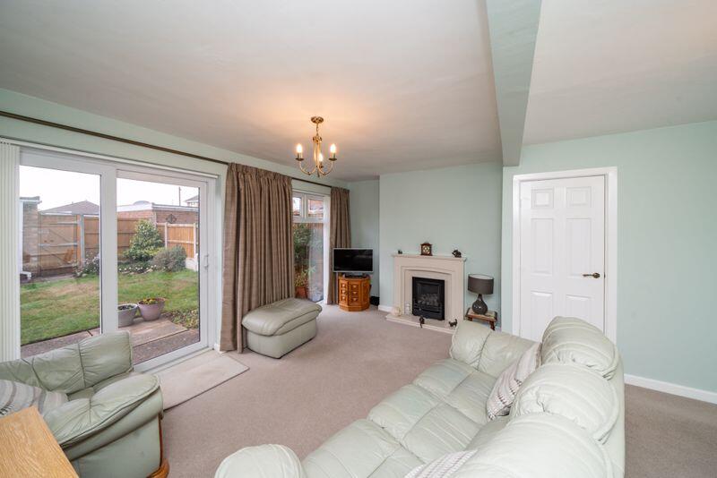 LOUNGE/DINING ROOM