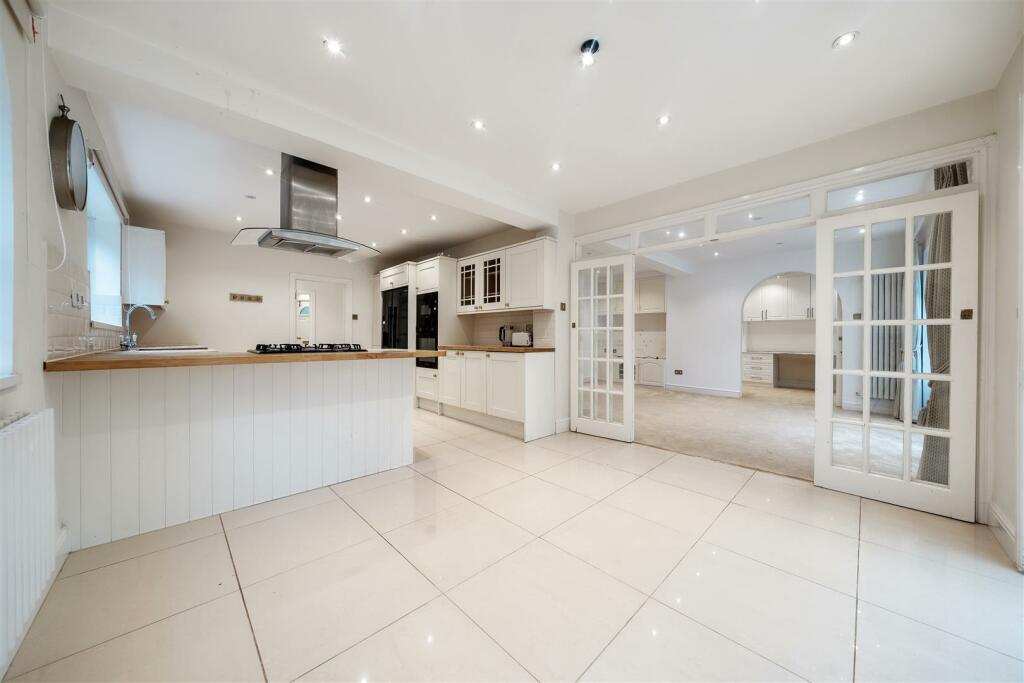 Kitchen 2.jpg