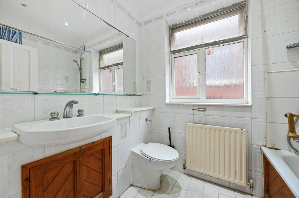 REA - 15A Long Drive - Bathroom3 (1).jpg