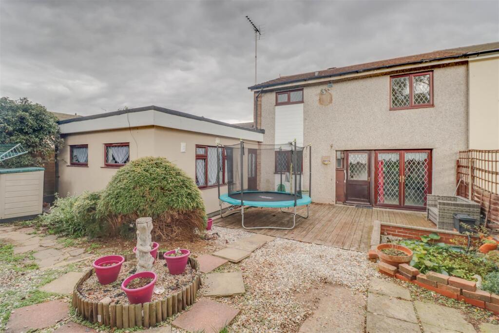 111 ALDERNEY GARDENS WICKFORD-5.jpg