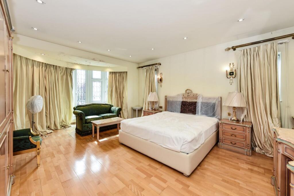 Beachcroft 18r Manor House Drive (16).JPG
