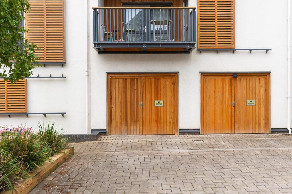 YAWNAMOR41 - External E.jpg