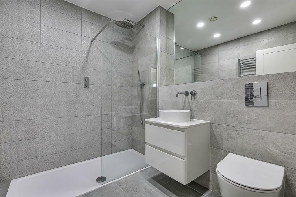 17 Shower room.jpg