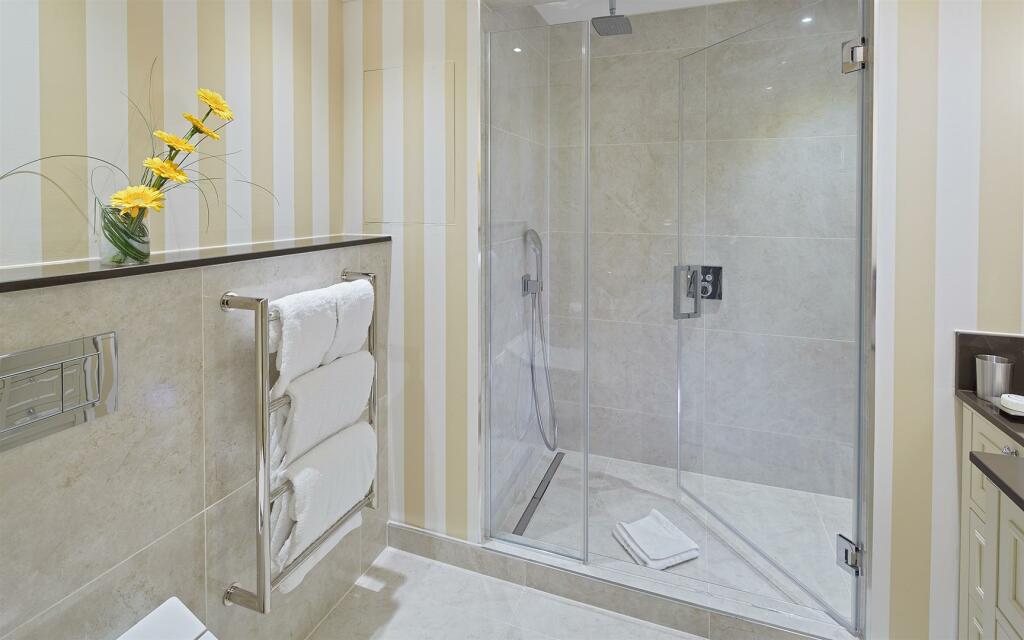 CTC-3-Bed-Luxury-2nd-bedroom-bathroom.jpg