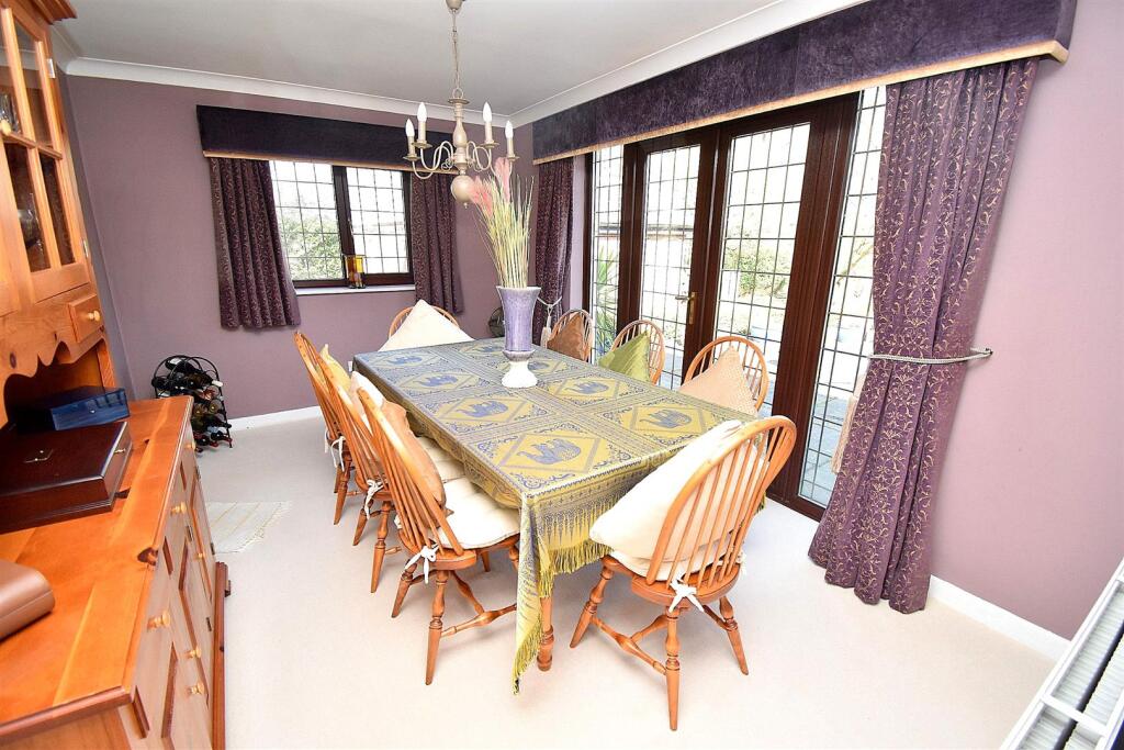 DINING ROOM.JPG
