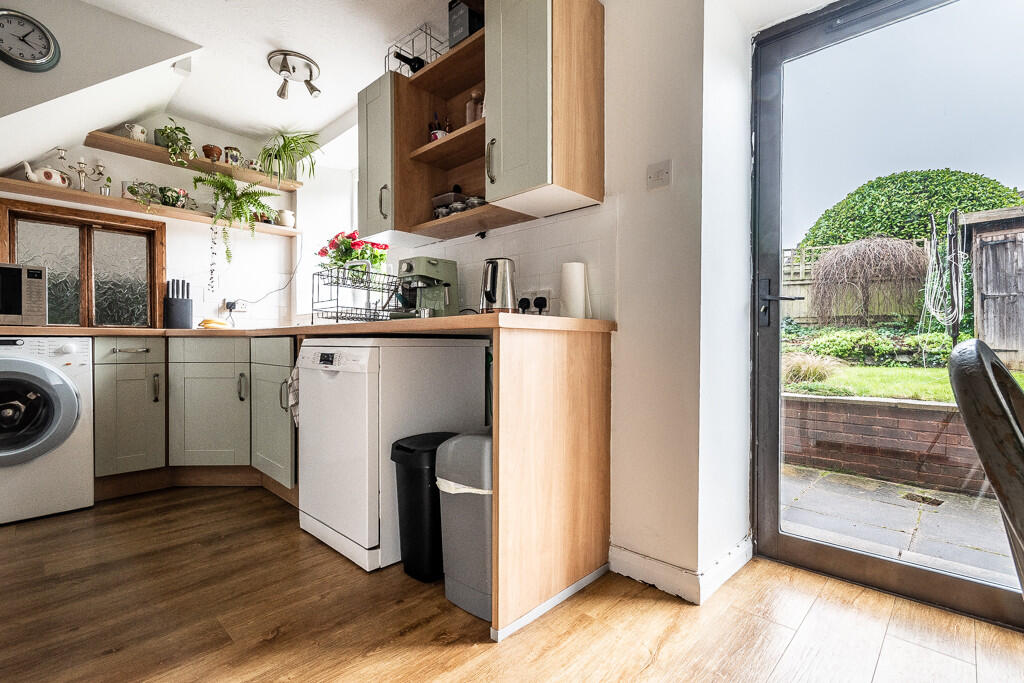 6 Woodcote Court ...