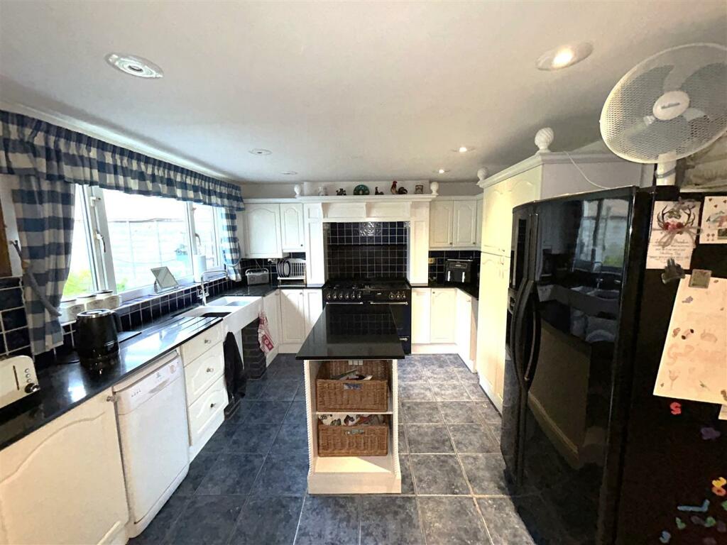 KITCHEN/BREKAFAST ROOM