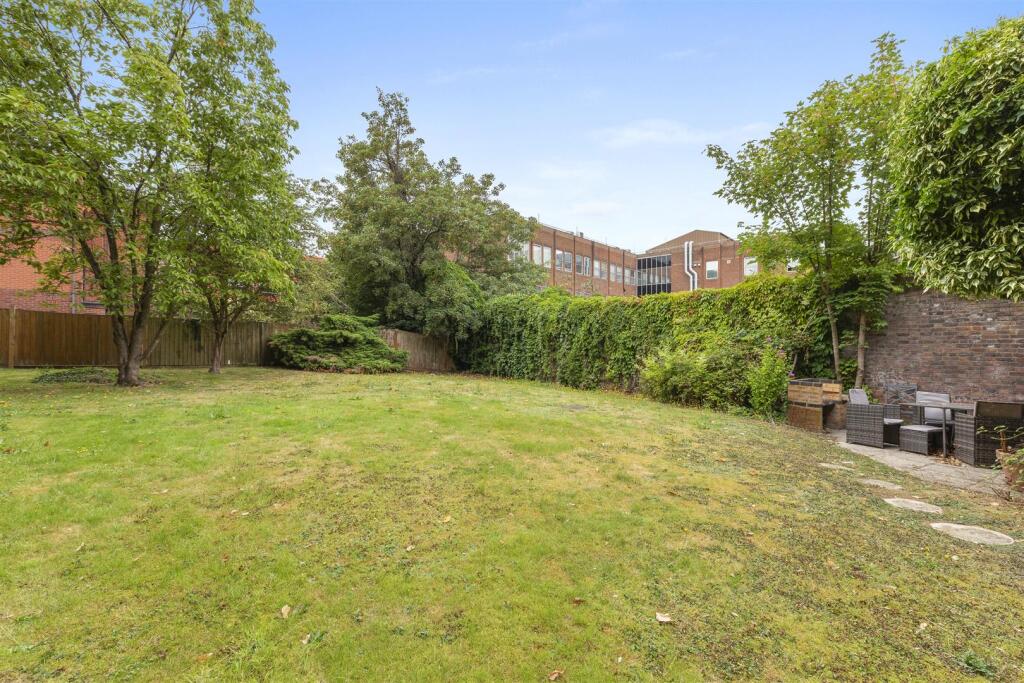 15 Kingfisher Court, Queen Alexandra Road, HP11 2H