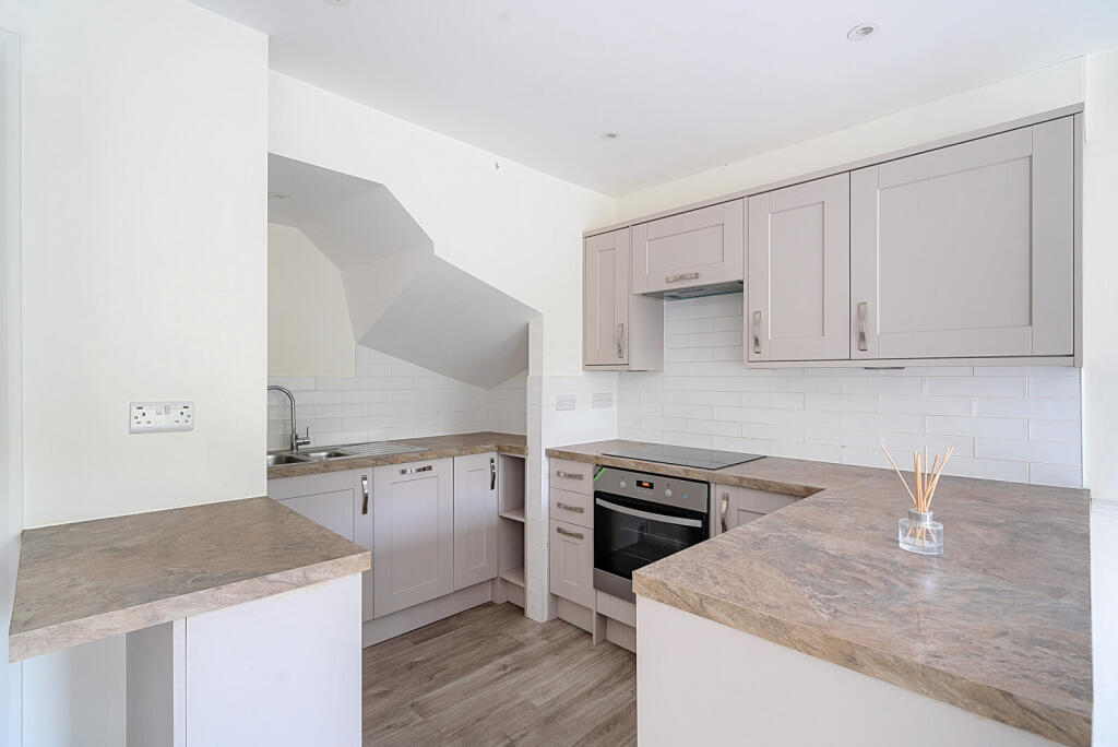 1298365-12-682dae...