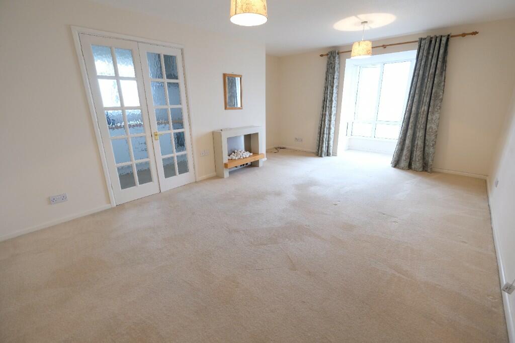 SITTING/DINING ROOM