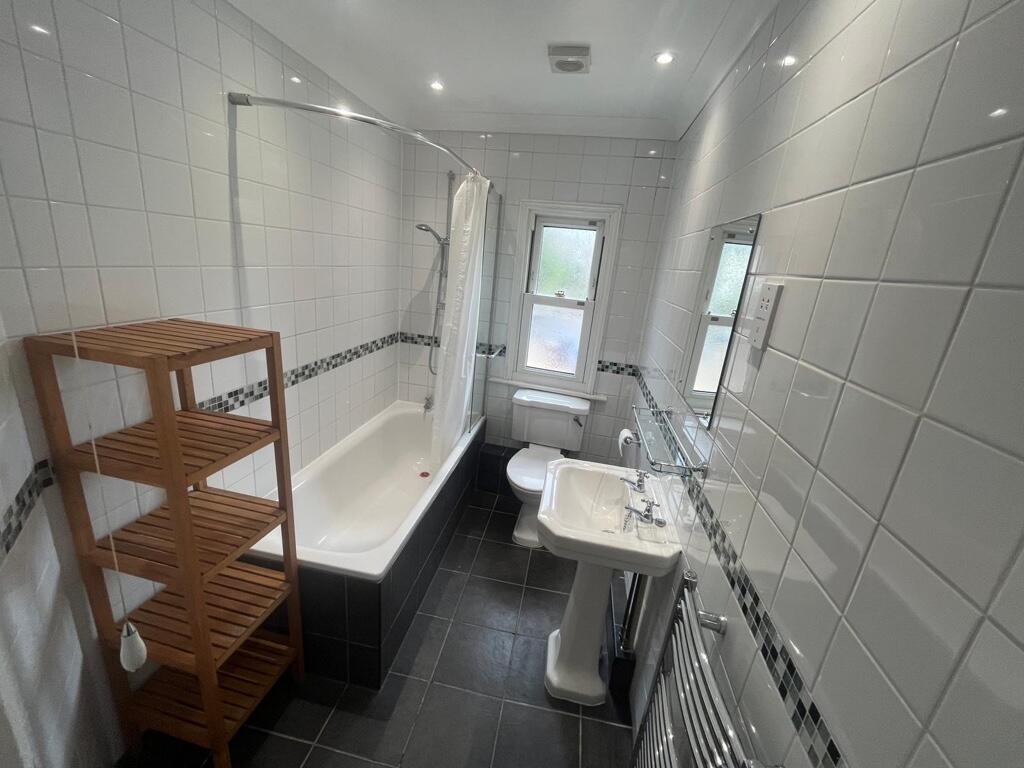 Main Bathroom 