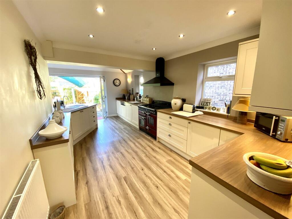 KITCHEN/FAMILY DINING ROOM
