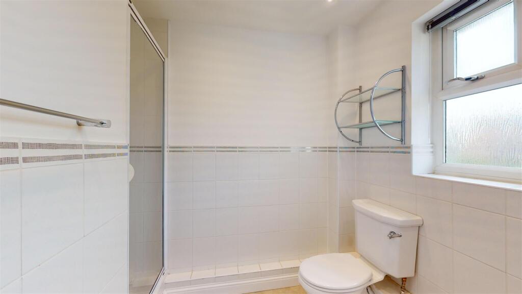 8 Nursery Meadows, Master Ensuite.jpg