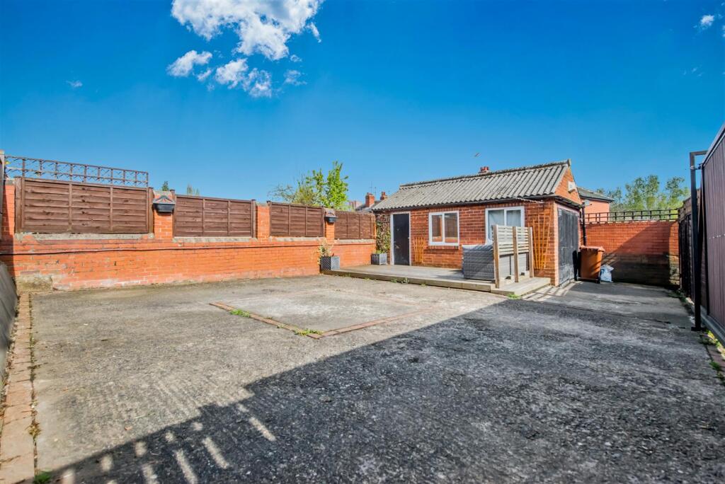 Off Street Parking / Single Garage: