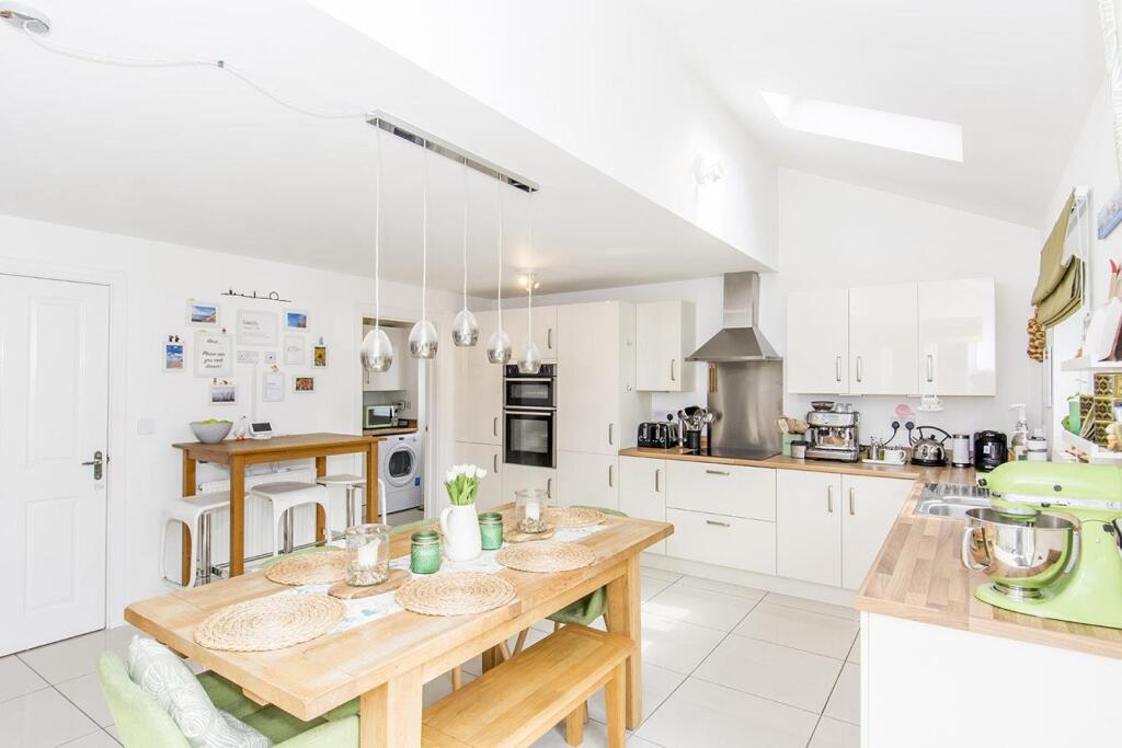 Family Dining kitchen