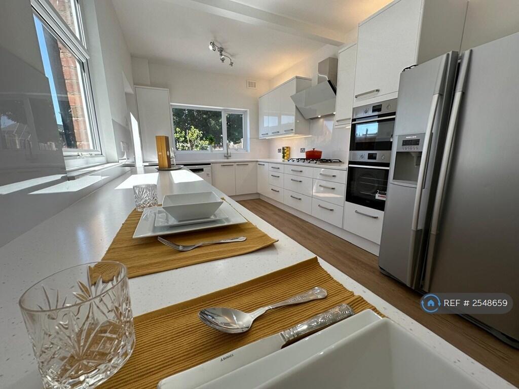 Fully Fitted Kitchen 