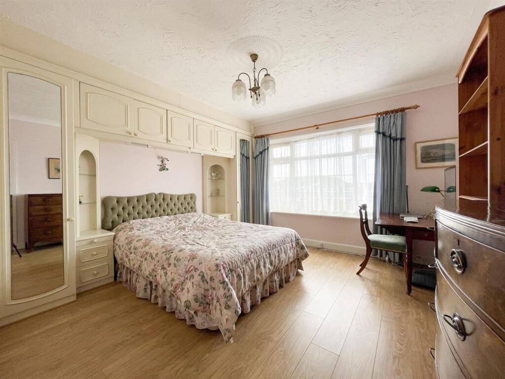 Bed 2.jpg
