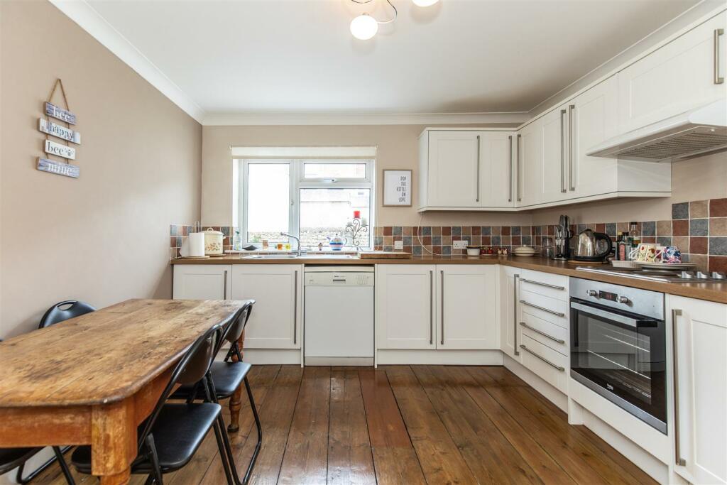 KITCHEN &amp; BREAKFAST/DINING ROOM