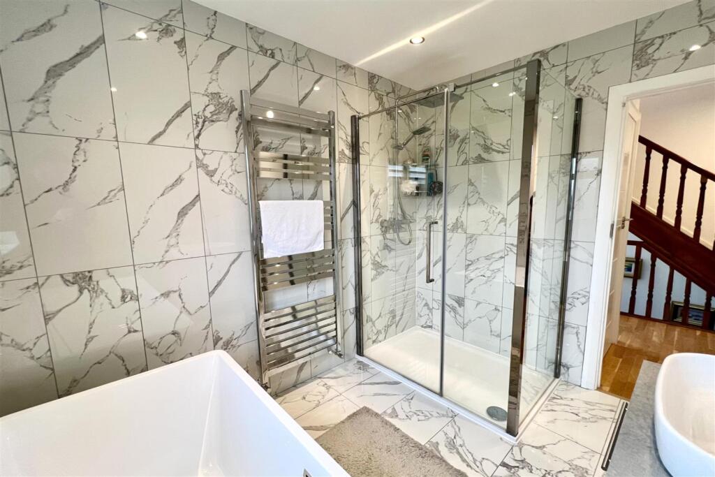 BATHROOM (PIC 2)